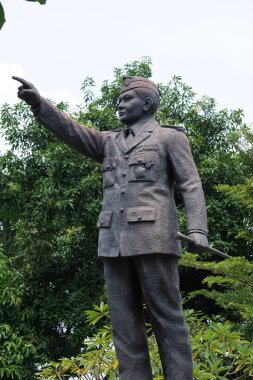 DR Moestopo 'nun Ngadiluwih, Kediri' deki anıtı. Kendisi Doğu Cava, Kediri 'li Endonezyalı bir kahramandır. Tümgeneral Profesör Moestopo Endonezyalı bir dişçi, özgürlük savaşçısı ve eğitimciydi.