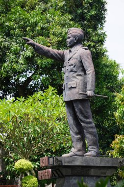 DR Moestopo 'nun Ngadiluwih, Kediri' deki anıtı. Kendisi Doğu Cava, Kediri 'li Endonezyalı bir kahramandır. Tümgeneral Profesör Moestopo Endonezyalı bir dişçi, özgürlük savaşçısı ve eğitimciydi.