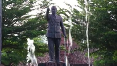 DR Moestopo 'nun Ngadiluwih, Kediri' deki anıtı. Kendisi Doğu Cava, Kediri 'li Endonezyalı bir kahramandır. Tümgeneral Profesör Moestopo Endonezyalı bir dişçi, özgürlük savaşçısı ve eğitimciydi.