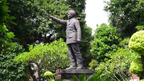 Monument Moestopo Ngadiluwih Kediri 東ジャワ州ケディリ出身のインドネシア人ヒーローの一人 モビポ少将はインドネシアの歯科医 自由の戦士 教育者でした — ストック動画