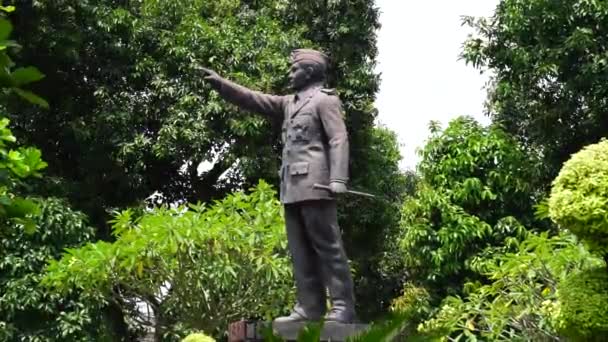 Monument Moestopo Ngadiluwih Kediri 東ジャワ州ケディリ出身のインドネシア人ヒーローの一人 モビポ少将はインドネシアの歯科医 自由の戦士 教育者でした — ストック動画