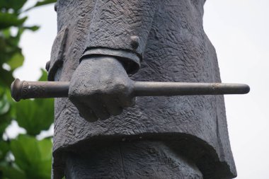 DR Moestopo 'nun Ngadiluwih, Kediri' deki anıtı. Kendisi Doğu Cava, Kediri 'li Endonezyalı bir kahramandır. Eli sopasını tutuyor.