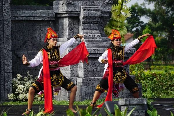 Indonesian Dancer Perform Remo Dance Celebrate World Dance Day — стоковое фото