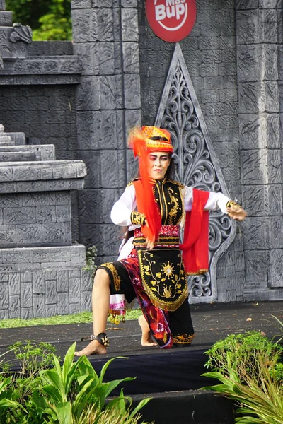 Penari Indonesia Menampilkan Tarian Remo Untuk Merayakan Hari Dansa Dunia — Stok Foto