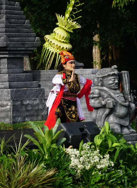 Indonesian Dancer Perform Remo Dance Celebrate World Dance Day — Stockfoto