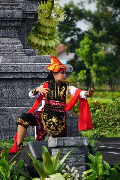 Indonéská Tanečnice Předvádí Remo Dance Oslavě Světového Dne Tance — Stock fotografie
