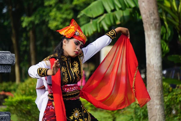 Indonesian Dancer Perform Remo Dance Celebrate World Dance Day — Stockfoto