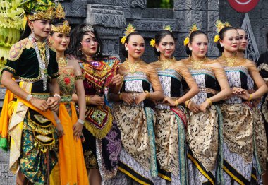 Endonezyalı Mustikaning Putri Utomo dansı yaparak dünya dans gününü kutluyor.