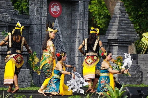 Indonesian Perform Mustikaning Putri Utomo Dance Celebrate World Dance Day — Stock Photo, Image