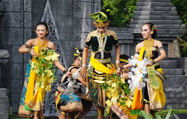 Indonesian Perform Mustikaning Putri Utomo Dance Celebrate World Dance Day — Fotografia de Stock