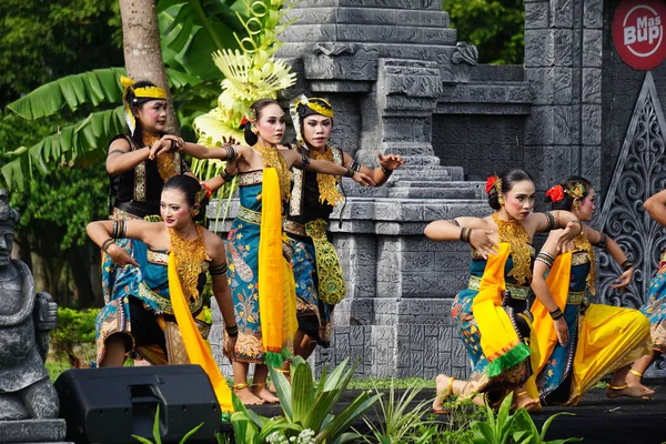 Indonesian Perform Mustikaning Putri Utomo Dance Celebrate World Dance Day — Stockfoto