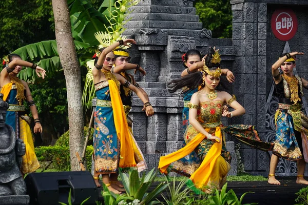 Endonezyalı Mustikaning Putri Utomo Dansı Yaparak Dünya Dans Gününü Kutluyor — Stok fotoğraf