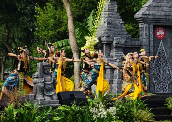 Indonesian Perform Mustikaning Putri Utomo Dance Celebrate World Dance Day — Fotografia de Stock