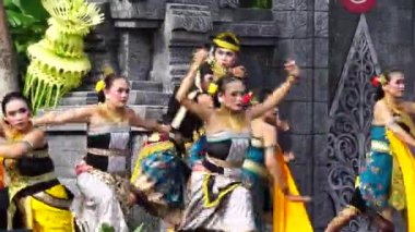 Endonezyalı Mustikaning Putri Utomo dansı yaparak dünya dans gününü kutluyor.