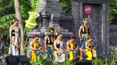 Endonezyalı Mustikaning Putri Utomo dansı yaparak dünya dans gününü kutluyor.