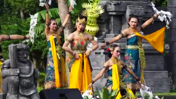 Indonesian Perform Mustikaning Putri Utomo Dance Celebrate World Dance Day — Stok video