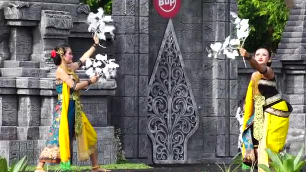 Indonesia Menampilkan Tarian Mustikaning Putri Utomo Untuk Merayakan Hari Dansa — Stok Video