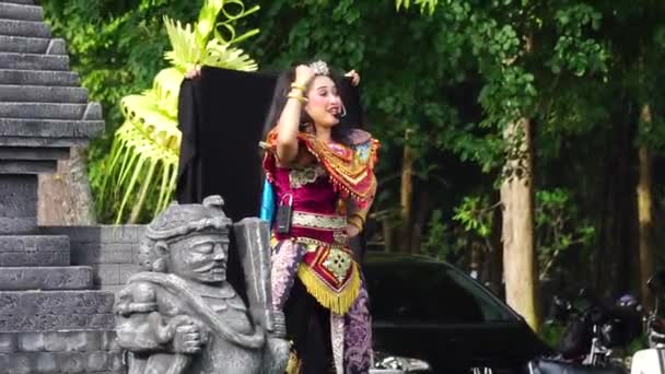 Indonesian Perform Mustikaning Putri Utomo Dance Celebrate World Dance Day — стоковое видео