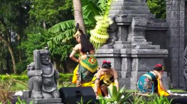 Endonezyalı Mustikaning Putri Utomo dansı yaparak dünya dans gününü kutluyor.