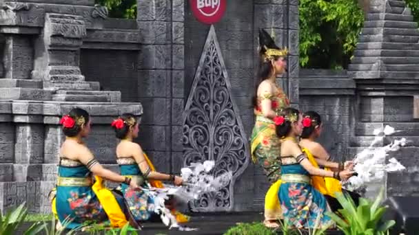 Indonesian Perform Mustikaning Putri Utomo Dance Celebrate World Dance Day — Stockvideo