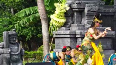 Endonezyalı Mustikaning Putri Utomo dansı yaparak dünya dans gününü kutluyor.