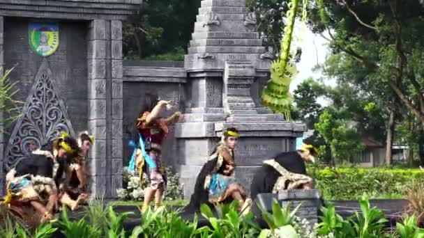 Indonesian Perform Mustikaning Putri Utomo Dance Celebrate World Dance Day — Stock Video