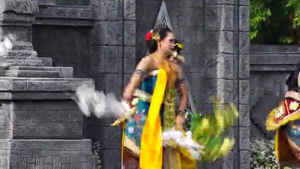 Indonesian Perform Mustikaning Putri Utomo Dance Celebrate World Dance Day — Vídeos de Stock