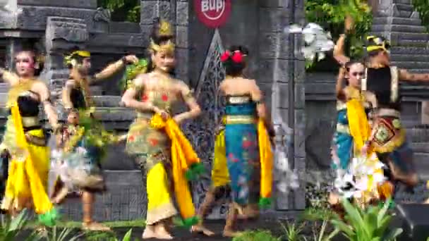 Endonezyalı Mustikaning Putri Utomo Dansı Yaparak Dünya Dans Gününü Kutluyor — Stok video