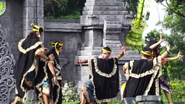 Indonesia Menampilkan Tarian Mustikaning Putri Utomo Untuk Merayakan Hari Dansa — Stok Video