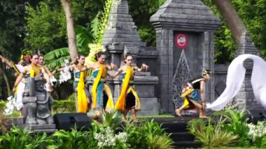 Endonezyalı Mustikaning Putri Utomo dansı yaparak dünya dans gününü kutluyor.