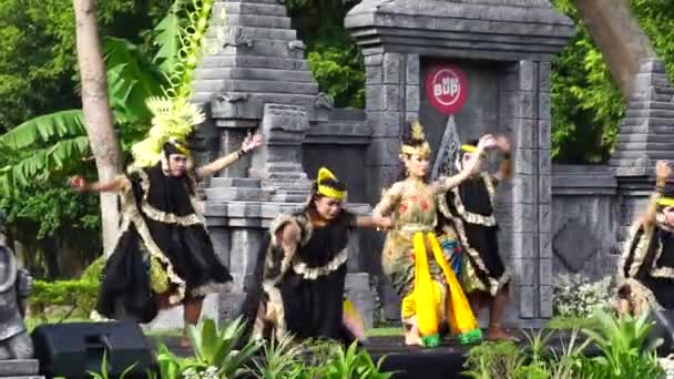 Indonesian Perform Mustikaning Putri Utomo Dance Celebrate World Dance Day — Vídeo de Stock