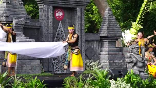 Indonesia Menampilkan Tarian Mustikaning Putri Utomo Untuk Merayakan Hari Dansa — Stok Video