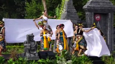 Endonezyalı Mustikaning Putri Utomo dansı yaparak dünya dans gününü kutluyor.