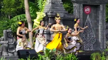 Endonezyalı Mustikaning Putri Utomo dansı yaparak dünya dans gününü kutluyor.