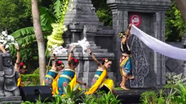 Endonezyalı Mustikaning Putri Utomo dansı yaparak dünya dans gününü kutluyor.