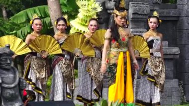 Endonezyalı Mustikaning Putri Utomo dansı yaparak dünya dans gününü kutluyor.