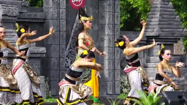 Indonesia Menampilkan Tarian Mustikaning Putri Utomo Untuk Merayakan Hari Dansa — Stok Video