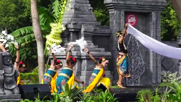 Indonesian Perform Mustikaning Putri Utomo Dance Celebrate World Dance Day — Vídeos de Stock