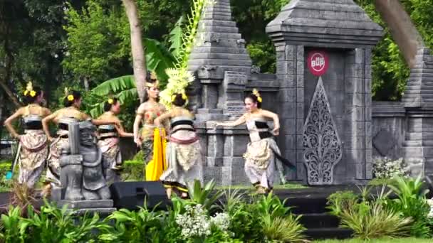 Indonesian Perform Mustikaning Putri Utomo Dance Celebrate World Dance Day — ストック動画
