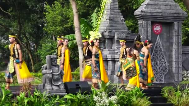 Indonesian Perform Mustikaning Putri Utomo Dance Celebrate World Dance Day — Vídeo de Stock