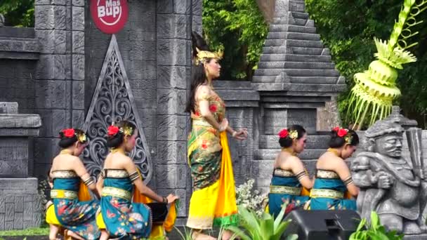 Indonesia Menampilkan Tarian Mustikaning Putri Utomo Untuk Merayakan Hari Dansa — Stok Video