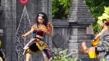 Endonezyalı Mustikaning Putri Utomo dansı yaparak dünya dans gününü kutluyor.