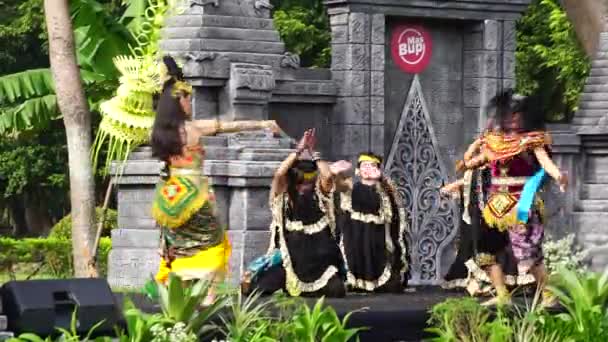 Indonesian Suorittaa Mustikaning Putri Utomo Tanssi Juhlia Maailman Tanssi Päivä — kuvapankkivideo