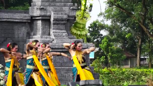 Indonesian Perform Mustikaning Putri Utomo Dance Celebrate World Dance Day — Vídeos de Stock