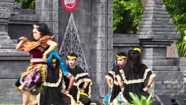Indonesian Perform Mustikaning Putri Utomo Dance Celebrate World Dance Day — Vídeo de stock