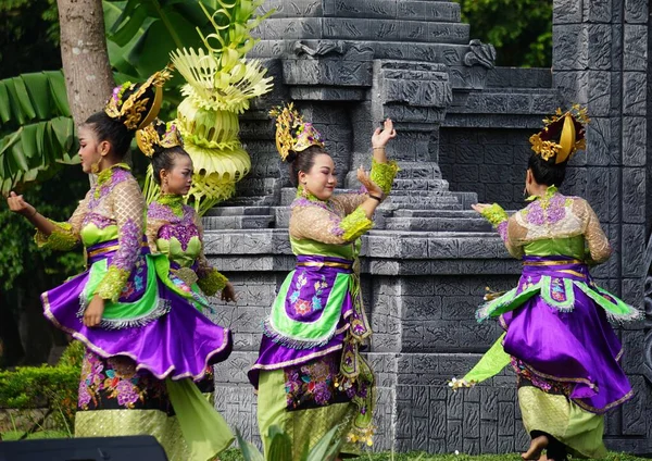 Indonesian Perform Genjring Party Dance Celebrate World Dance Day — стоковое фото