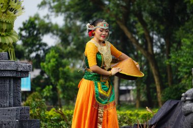Indonesian perform loh jinawi dance to celebrate world dance day
