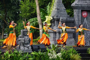 Indonesian perform loh jinawi dance to celebrate world dance day