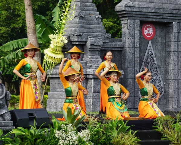 Indonesian Perform Loh Jinawi Dance Celebrate World Dance Day — Fotografia de Stock