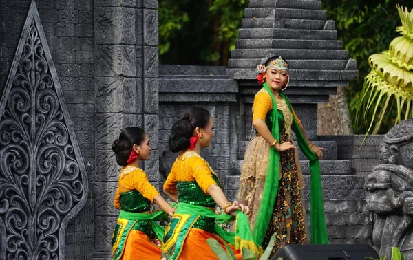 Indonesian Perform Loh Jinawi Dance Celebrate World Dance Day — Stock Photo, Image